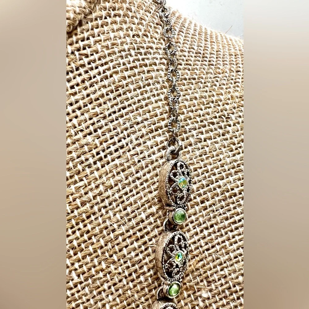 Vintage Avon Silver Tone and Green Stone Necklace - Picture 4 of 6